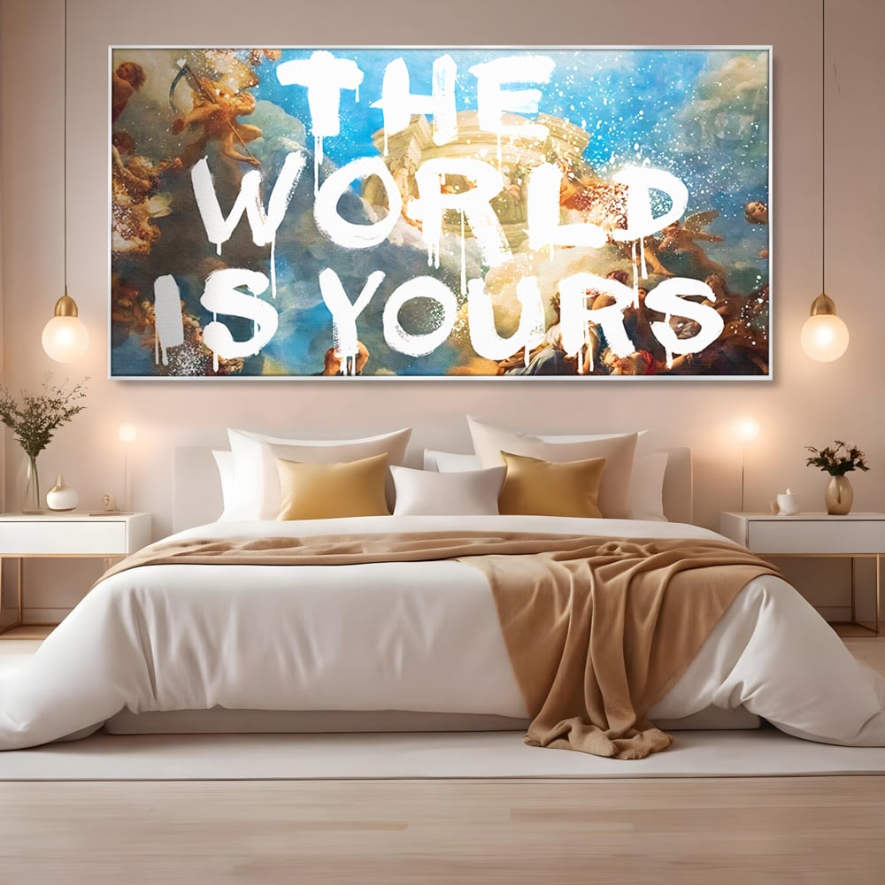 Tablou canvas cu pictura renascentista cu text alb, in rama de aluminiu argintiu, pe perete intr-un dormitor