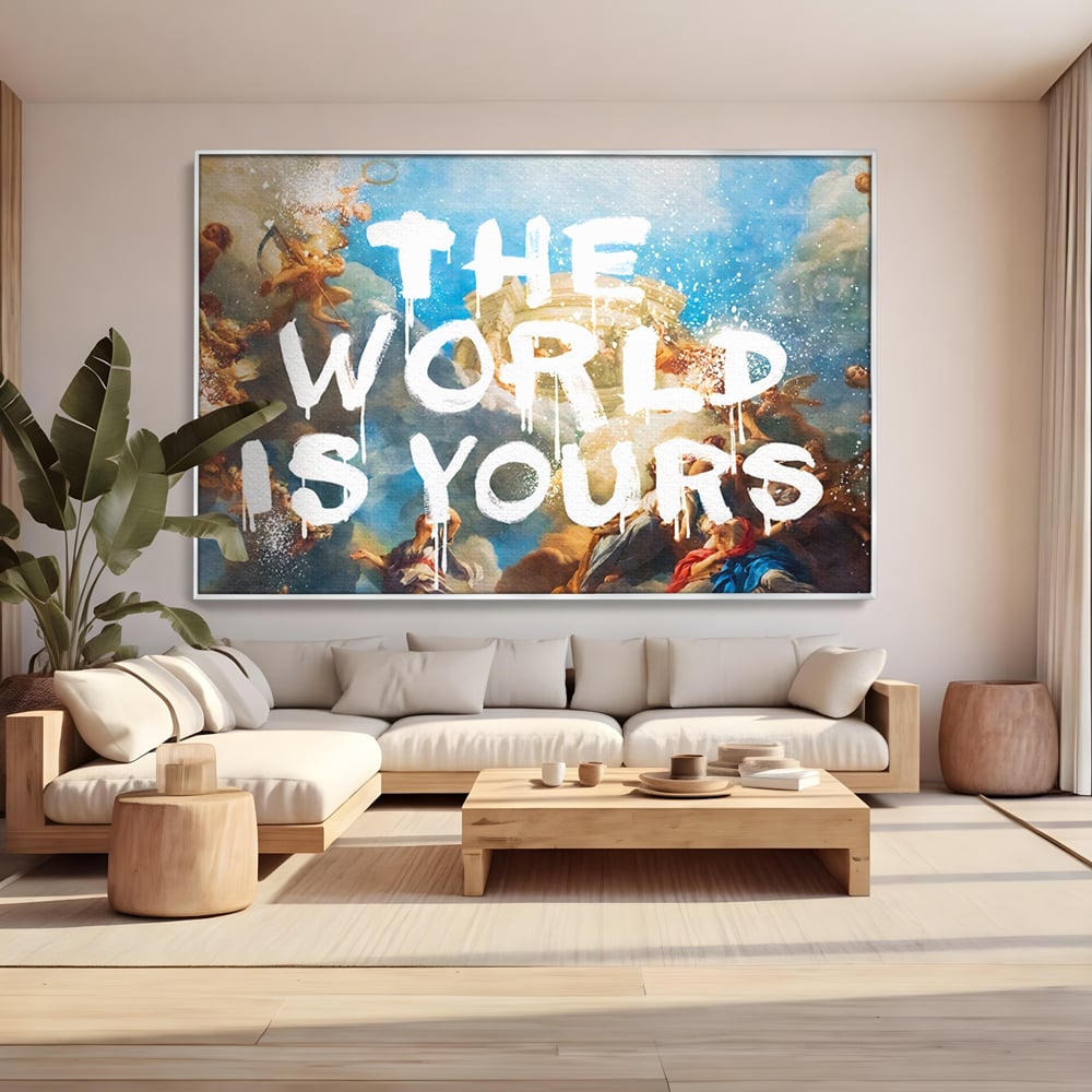 Tablou canvas cu pictura renascentista cu text alb, in rama de aluminiu argintiu, pe perete intr-un living