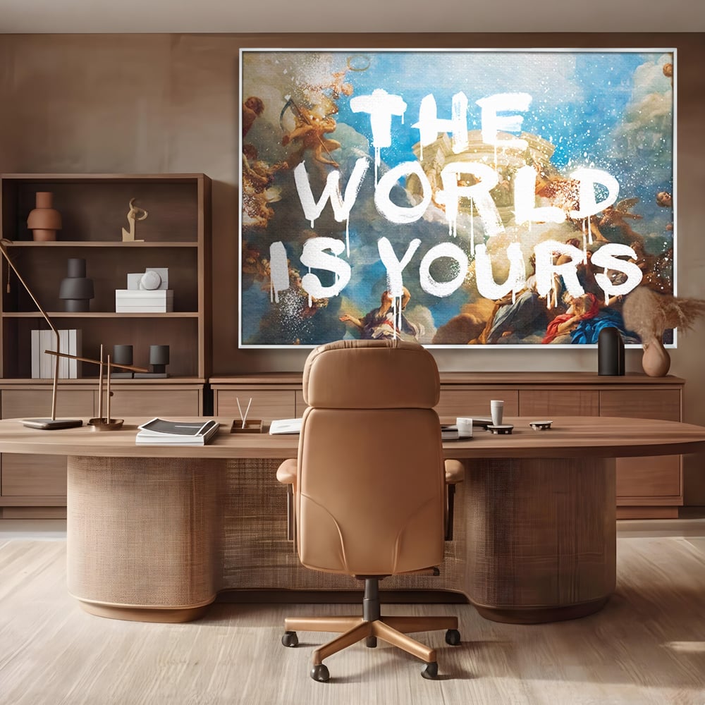 Tablou canvas cu pictura renascentista cu text alb, in rama de aluminiu argintiu, pe perete intr-un birou