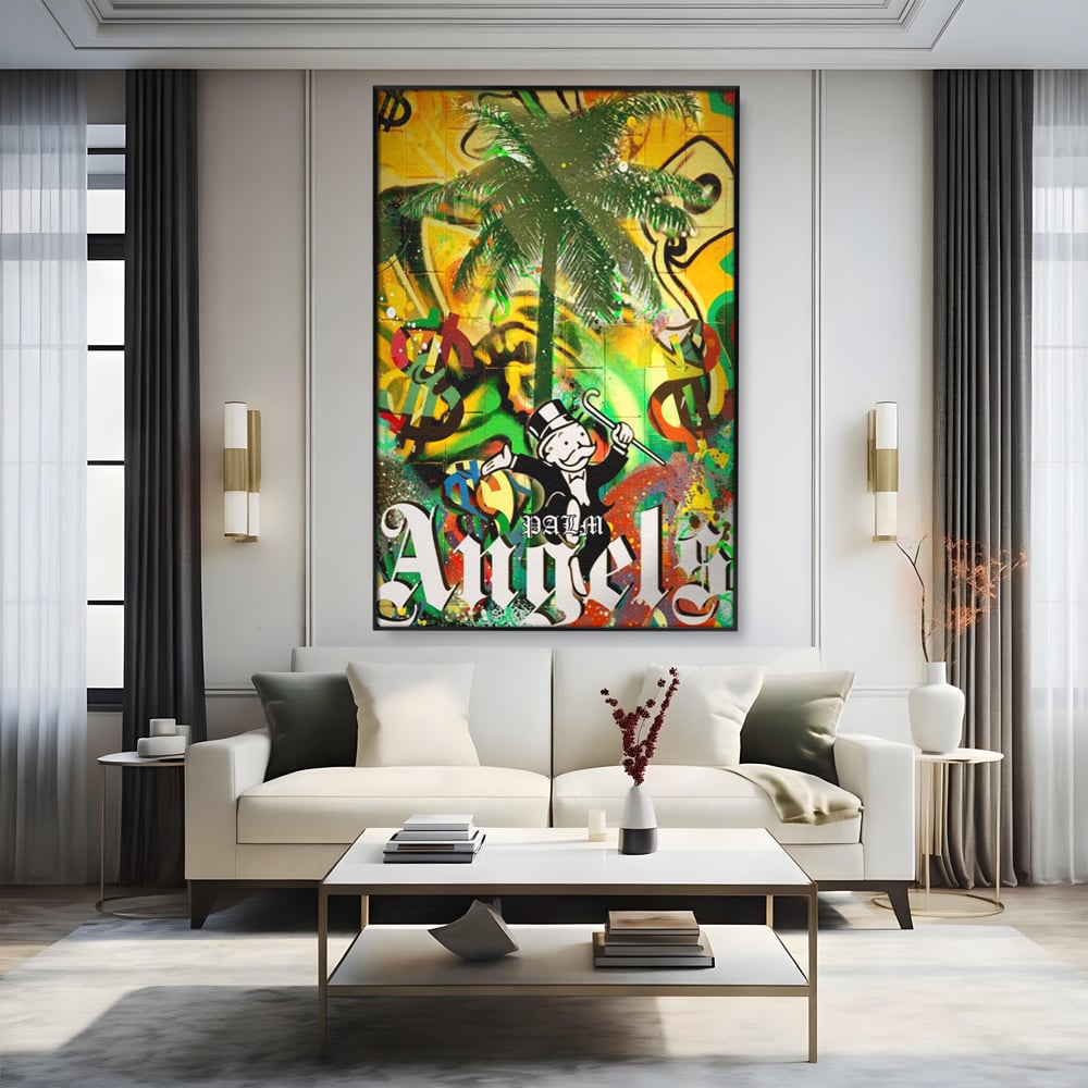 Tablou canvas cu tablou canvas cu graffiti monopoly si palmier, in rama de aluminiu negru, pe perete intr-un living