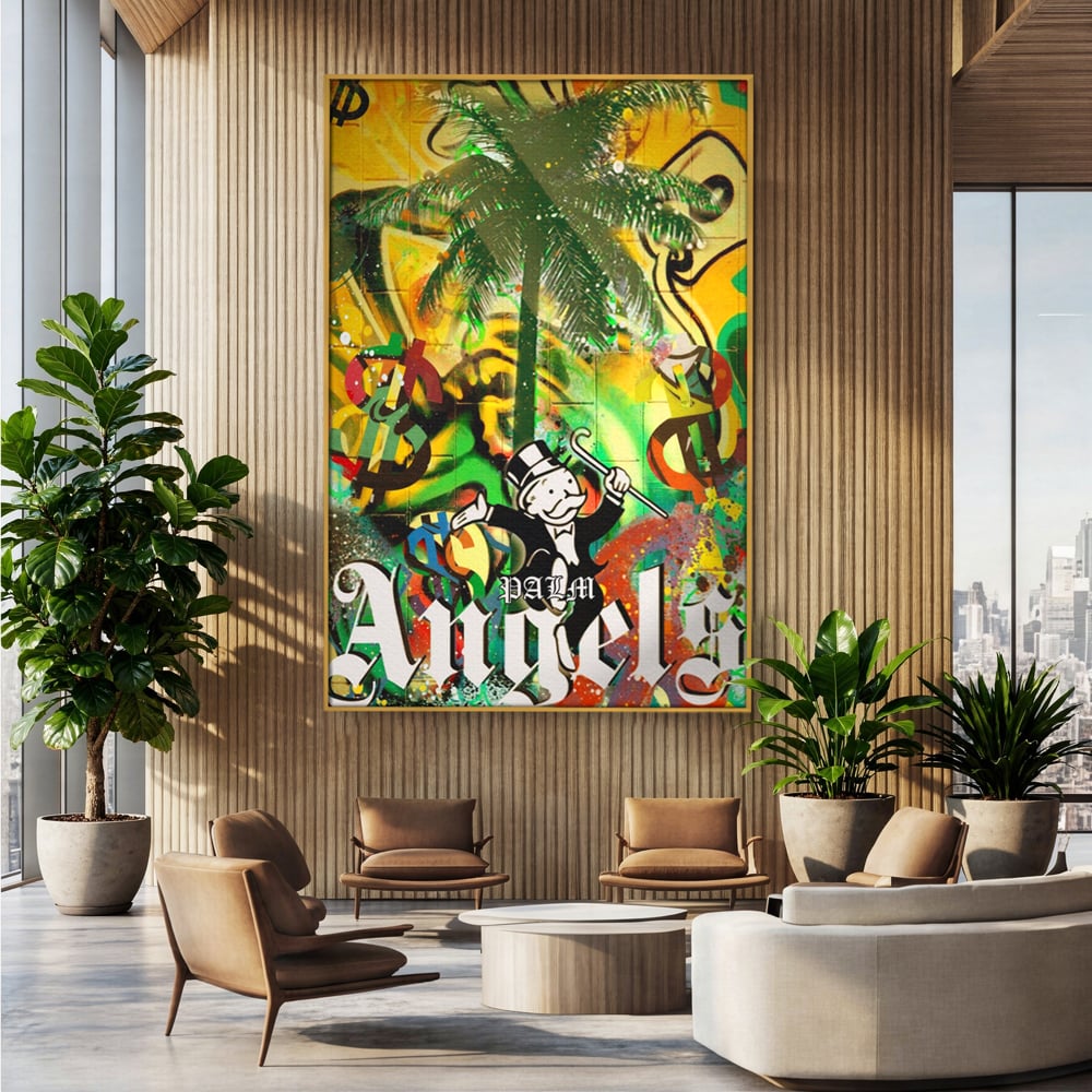 Tablou canvas cu tablou canvas cu graffiti monopoly si palmier, in rama de aluminiu auriu, pe perete intr-un birou