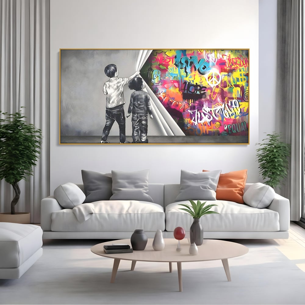 Tablou canvas cu tablou canvas cu copii si perete grafitti, in rama de aluminiu auriu, pe perete intr-un living