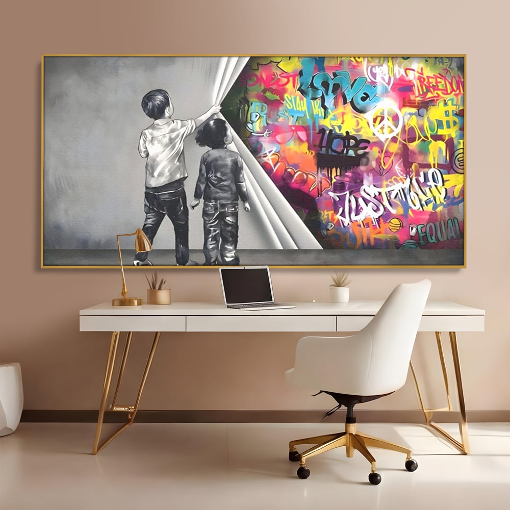 Tablou canvas cu tablou canvas cu copii si perete grafitti, in rama de aluminiu auriu, pe perete intr-un birou