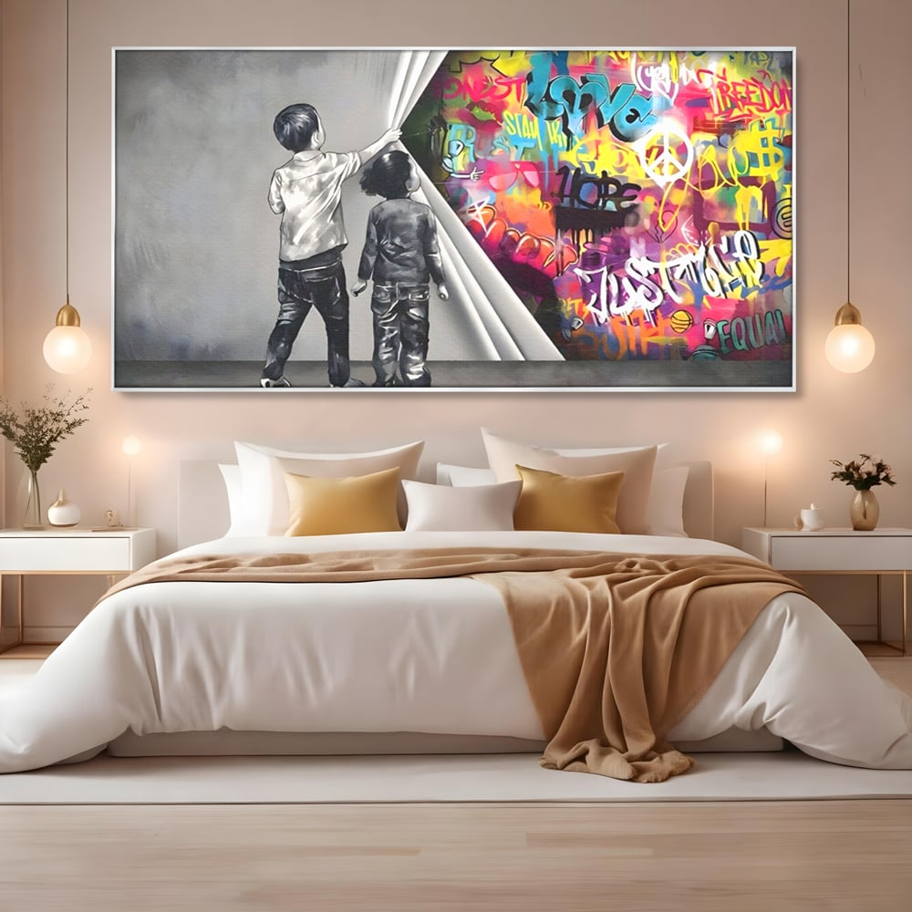 Tablou canvas cu tablou canvas cu copii si perete grafitti, in rama de aluminiu argintiu, pe perete intr-un dormitor