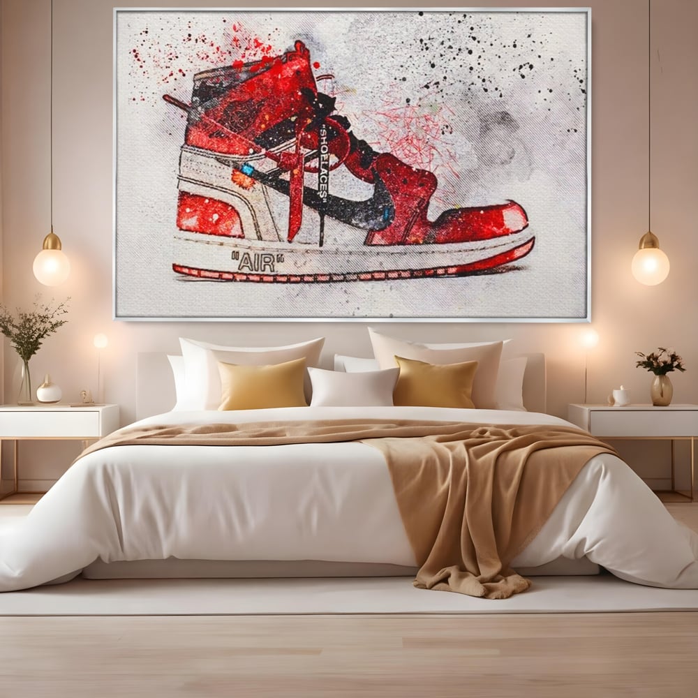 Tablou canvas cu tablou canvas cu pantof sport rosu, in rama de aluminiu argintiu, pe perete intr-un dormitor