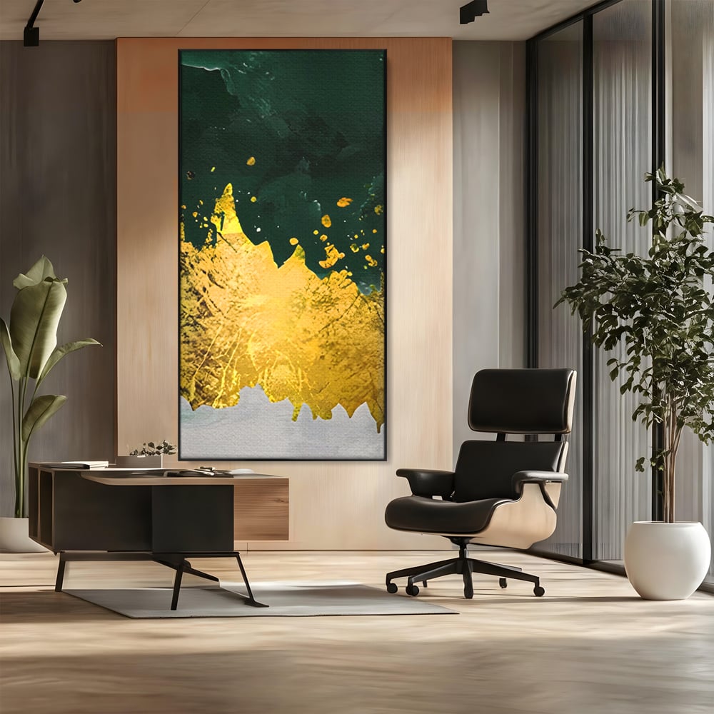 Tablou canvas cu tablou canvas abstract verde si auriu, in rama de aluminiu negru, pe perete intr-un birou