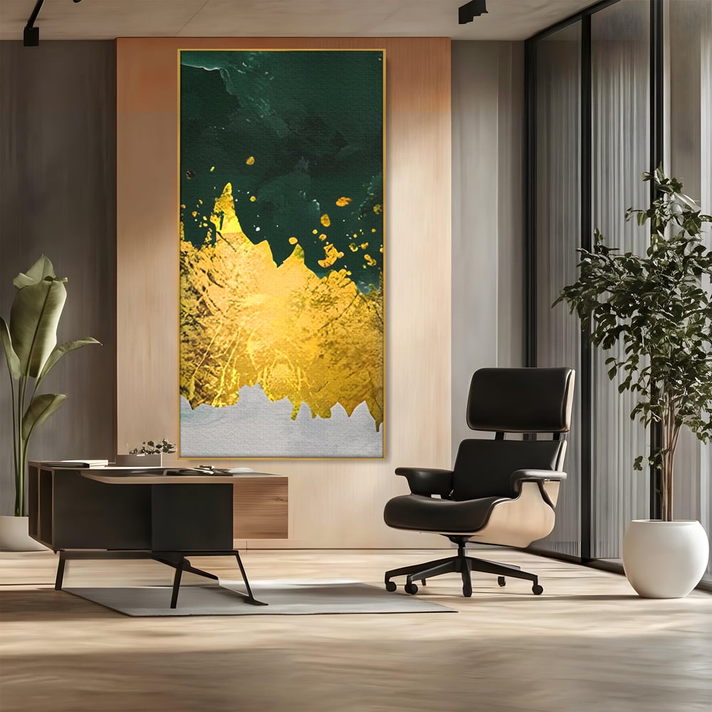 Tablou canvas cu tablou canvas abstract verde si auriu, in rama de aluminiu auriu, pe perete intr-un birou