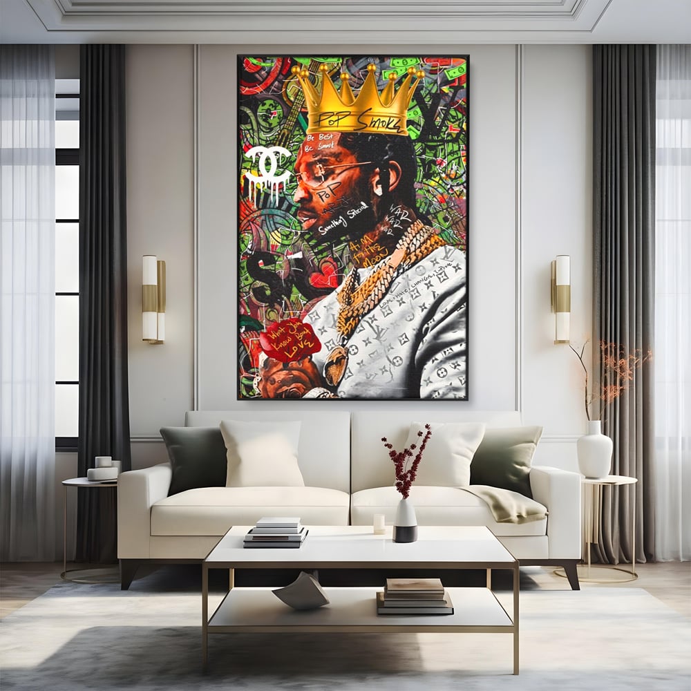 Tablou canvas cu tablou canvas cu rapper purtand coroana, in rama de aluminiu negru, pe perete intr-un living