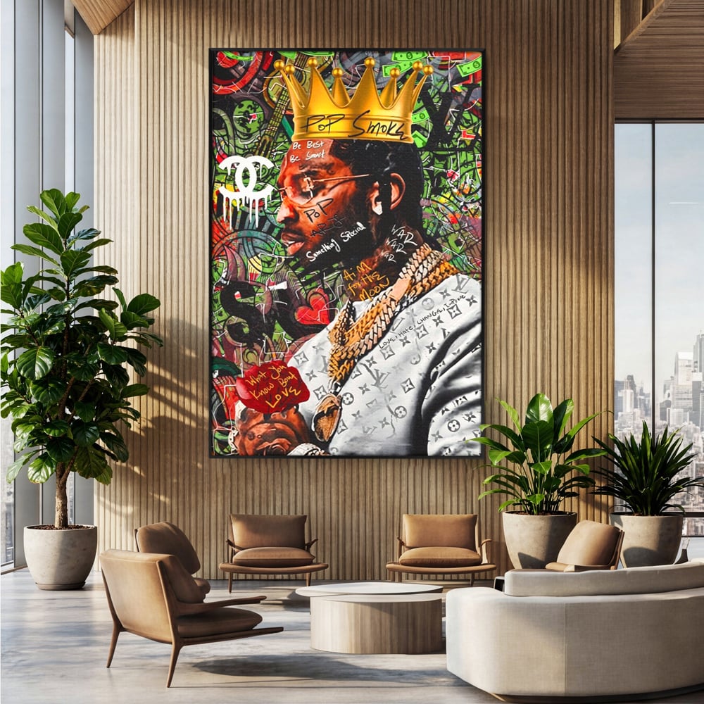 Tablou canvas cu tablou canvas cu rapper purtand coroana, in rama de aluminiu negru, pe perete intr-un birou