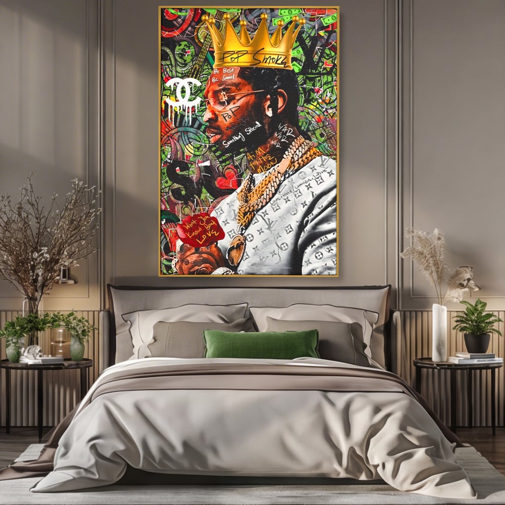 Tablou canvas cu tablou canvas cu rapper purtand coroana, in rama de aluminiu auriu, pe perete intr-un dormitor