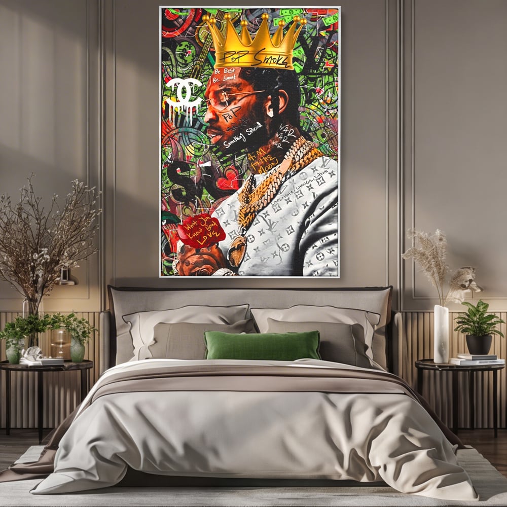 Tablou canvas cu tablou canvas cu rapper purtand coroana, in rama de aluminiu argintiu, pe perete intr-un dormitor