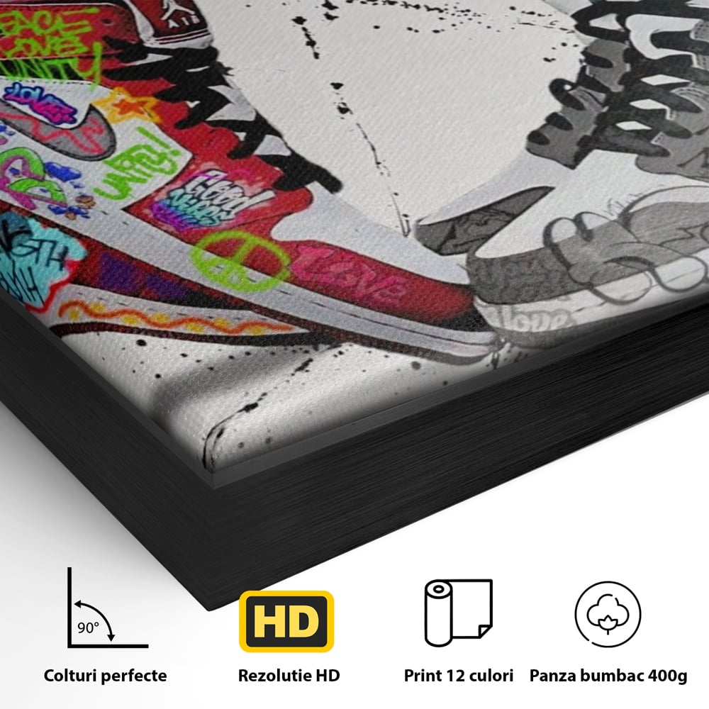 Detaliu al suprafetei: tablou canvas cu adidasi graffiti si picioare, in rama de aluminiu negru