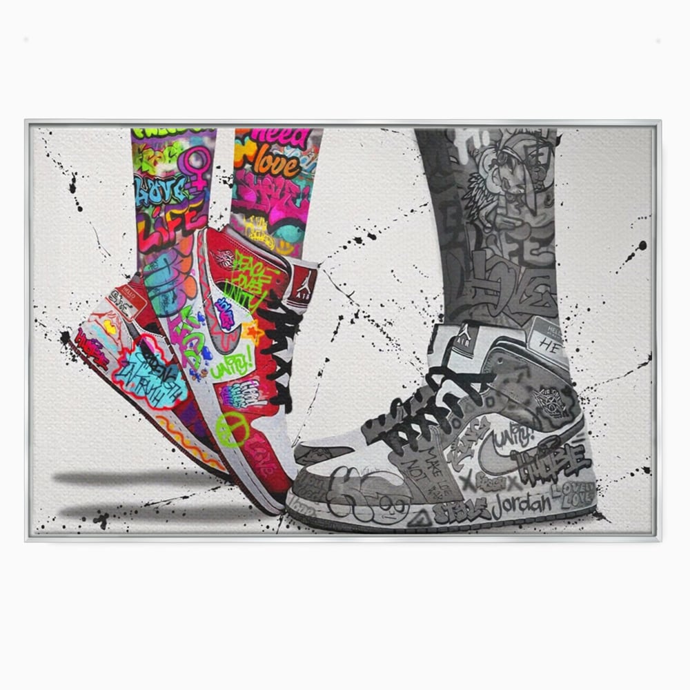 Tablou canvas cu tablou canvas cu adidasi graffiti si picioare, in rama de aluminiu argintiu