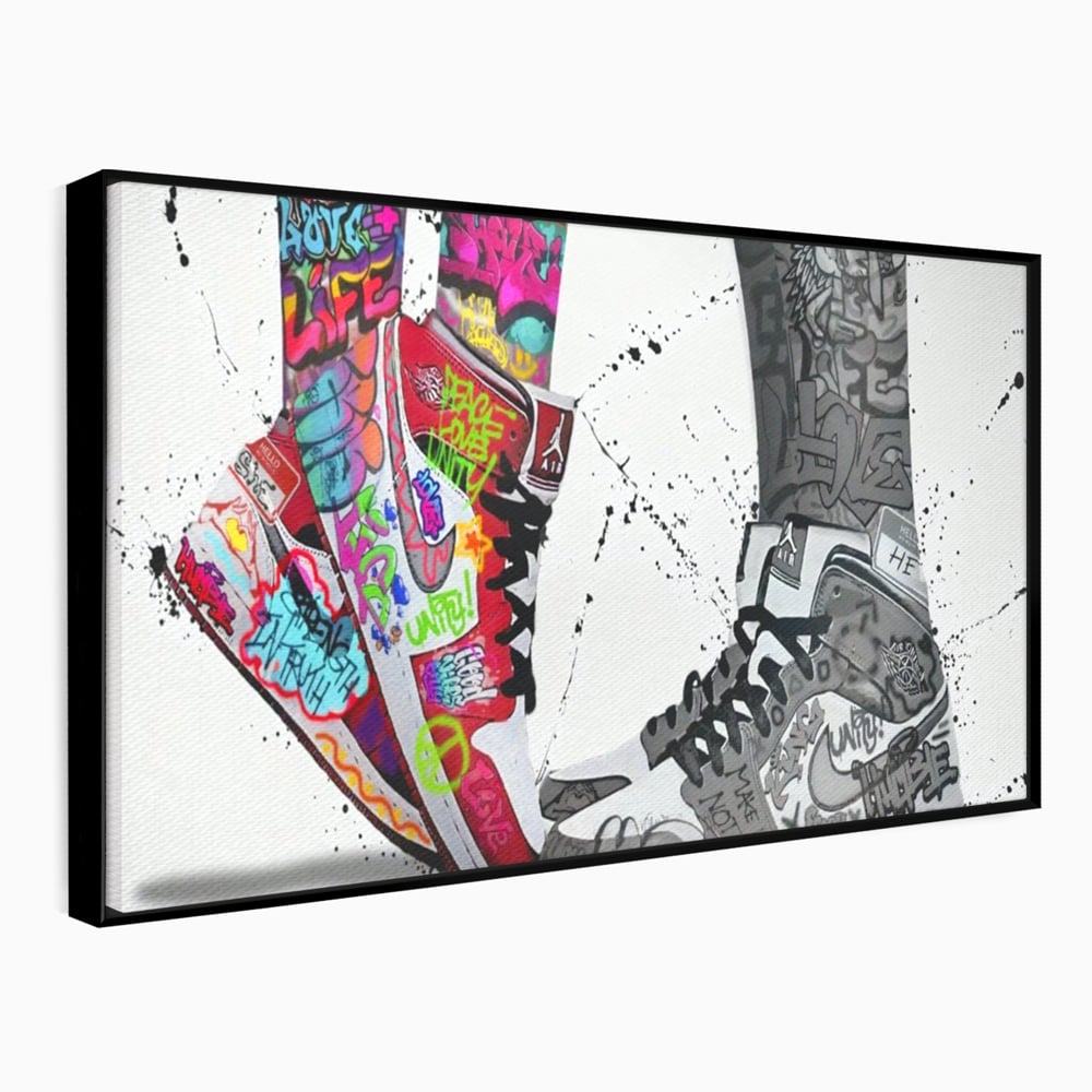 Tablou canvas cu tablou canvas cu adidasi graffiti si picioare, in rama de aluminiu negru
