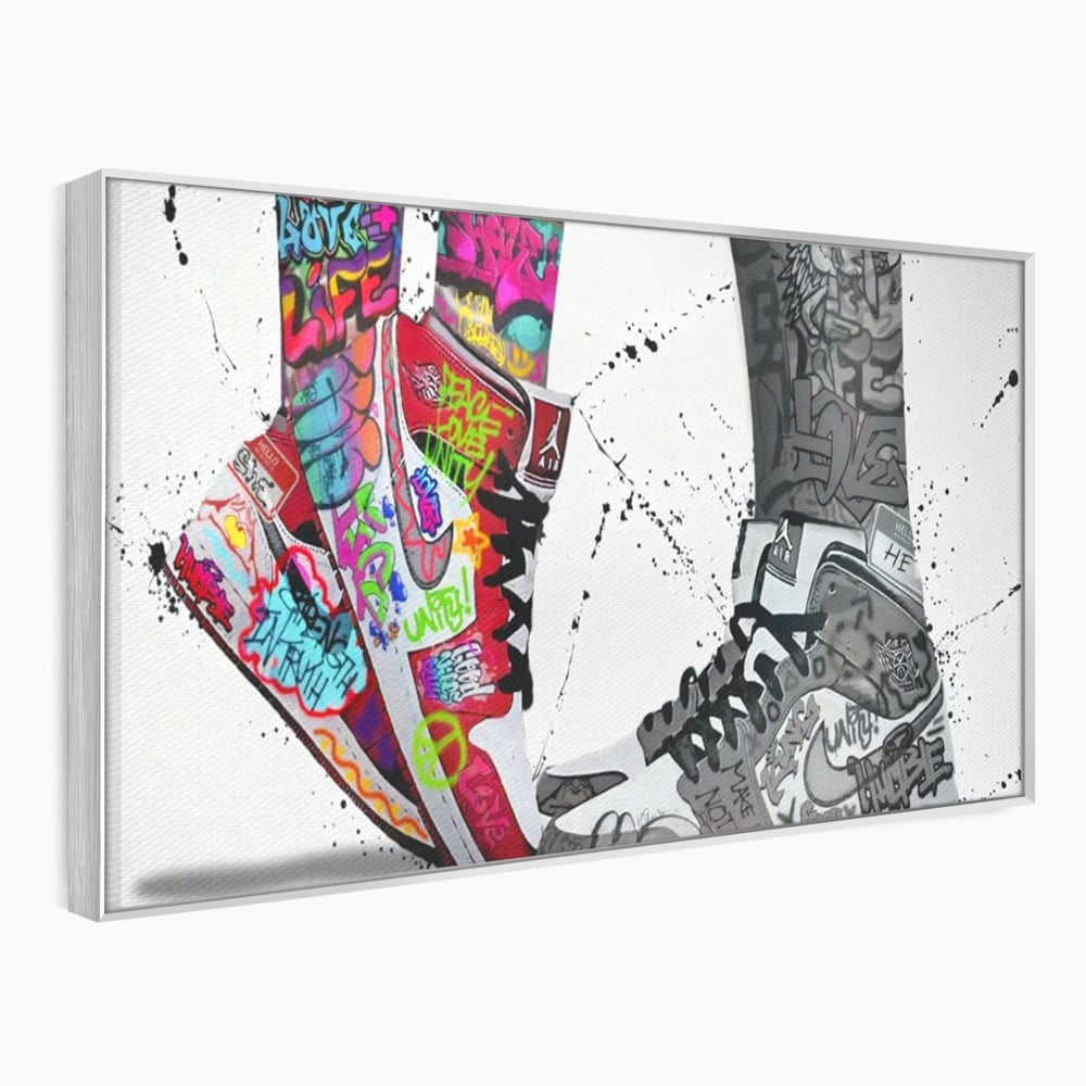 Tablou canvas cu tablou canvas cu adidasi graffiti si picioare, in rama de aluminiu argintiu