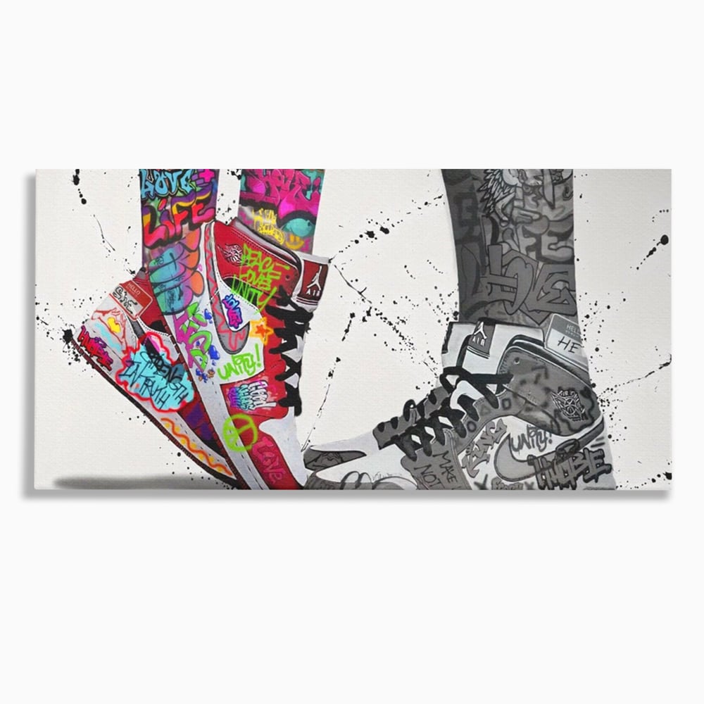 Tablou canvas cu tablou canvas cu adidasi graffiti si picioare, fara rama, pe sasiu de lemn