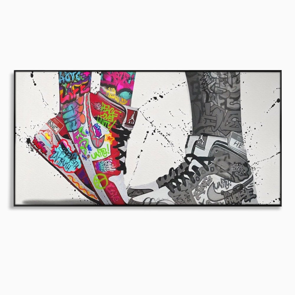 Tablou canvas cu tablou canvas cu adidasi graffiti si picioare, in rama de aluminiu negru