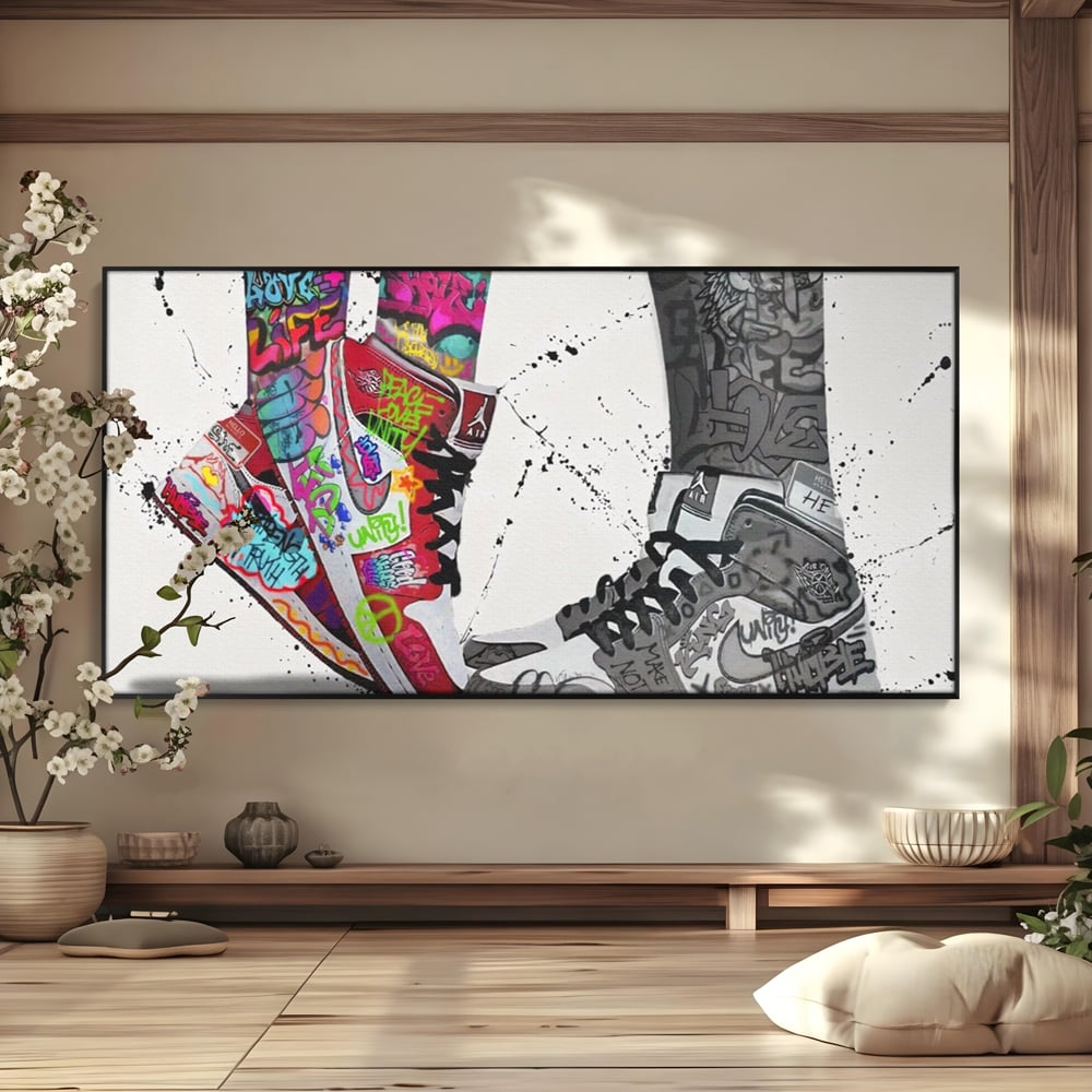 Tablou canvas cu tablou canvas cu adidasi graffiti si picioare, in rama de aluminiu negru