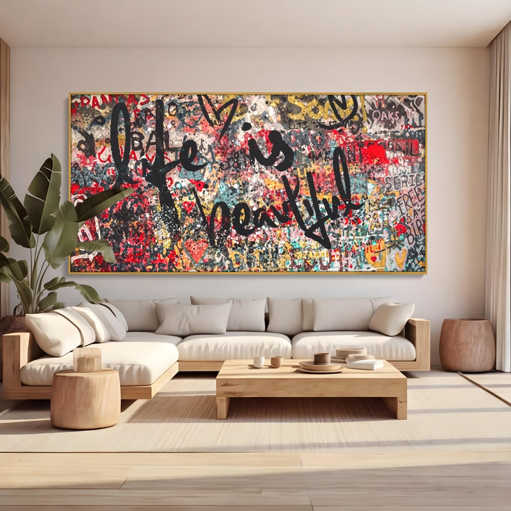 Tablou canvas cu tablou canvas cu mesaj motivational, in rama de aluminiu auriu, pe perete intr-un living