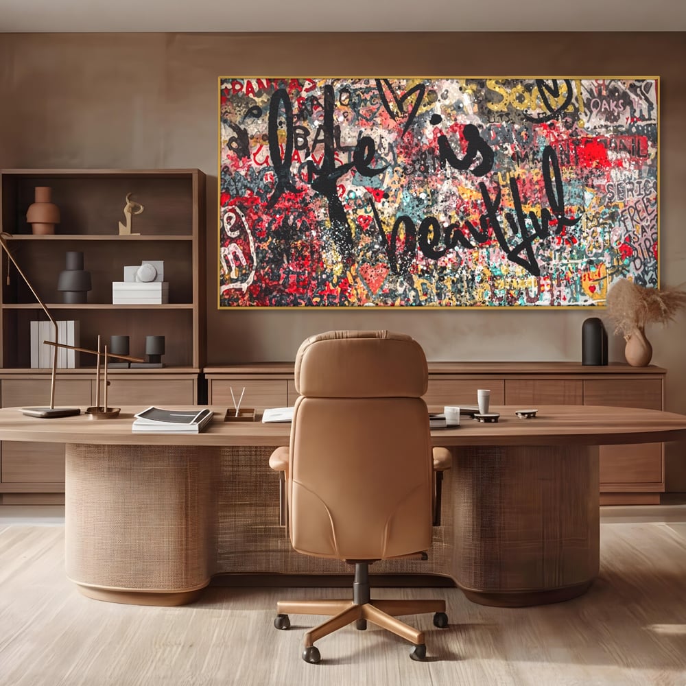 Tablou canvas cu tablou canvas cu mesaj motivational, in rama de aluminiu auriu, pe perete intr-un birou