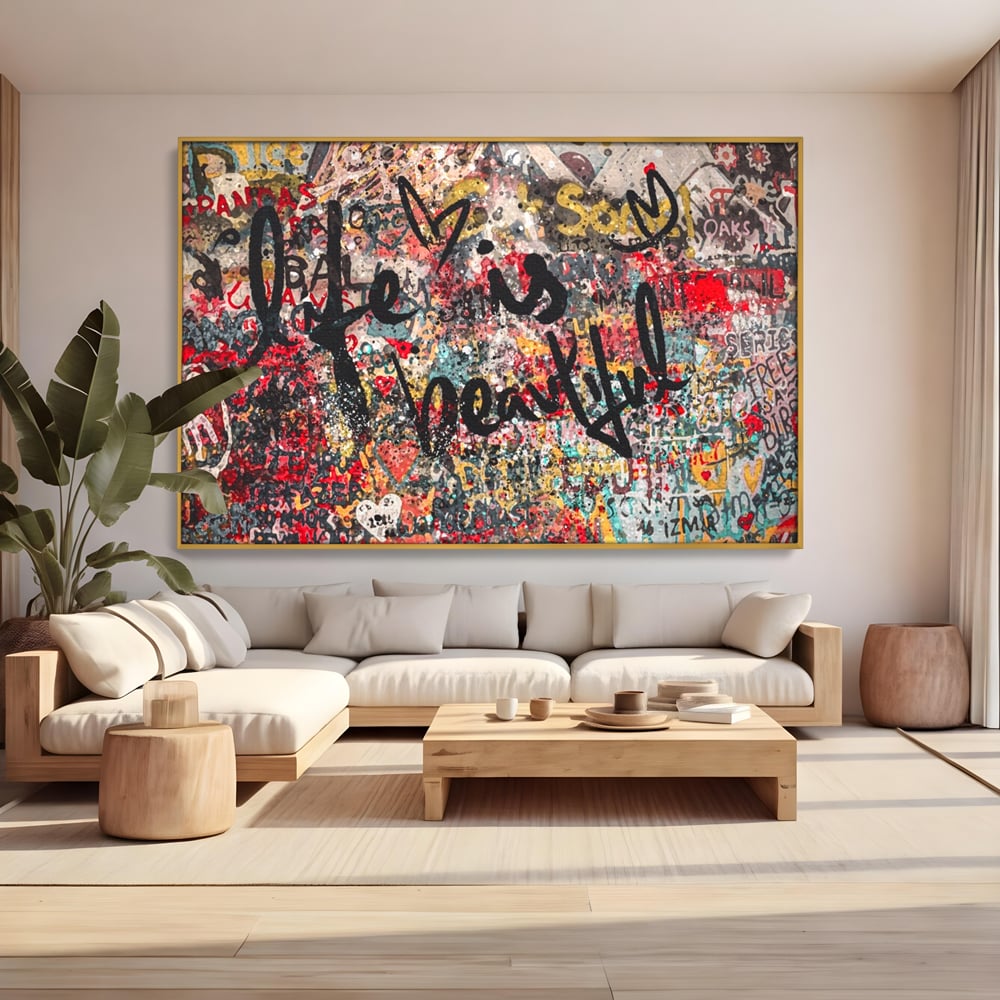 Tablou canvas cu tablou canvas cu mesaj motivational, in rama de aluminiu auriu, pe perete intr-un living