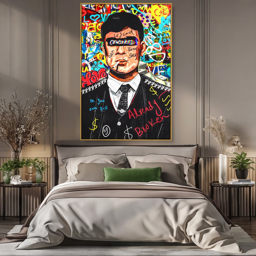 Tablou canvas cu tablou canvas cu personaj tip tommy shelby, in rama de aluminiu auriu, pe perete intr-un dormitor