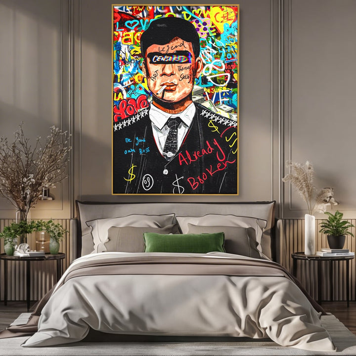 Tablou canvas cu tablou canvas cu personaj tip tommy shelby, in rama de aluminiu auriu, pe perete intr-un dormitor
