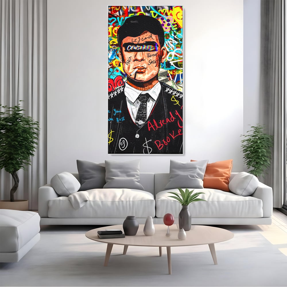 Tablou canvas cu tablou canvas cu personaj tip tommy shelby, in rama de aluminiu argintiu, pe perete intr-un living