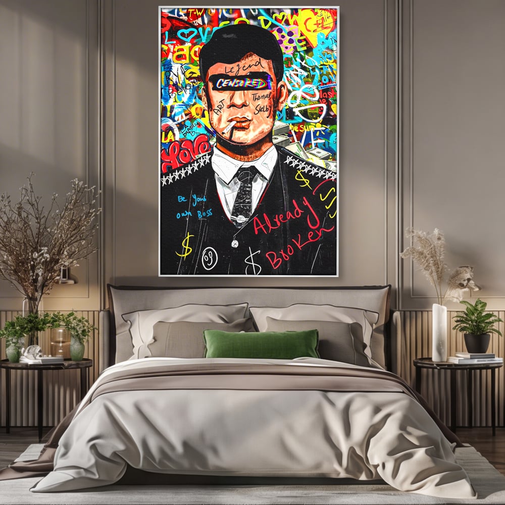 Tablou canvas cu tablou canvas cu personaj tip tommy shelby, in rama de aluminiu argintiu, pe perete intr-un dormitor