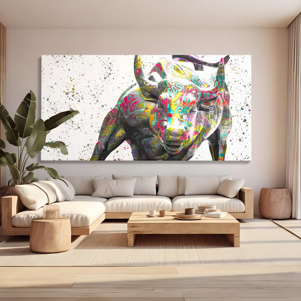 Tablou canvas cu tablou canvas cu taur colorat, fara rama, pe sasiu de lemn, pe perete intr-un living