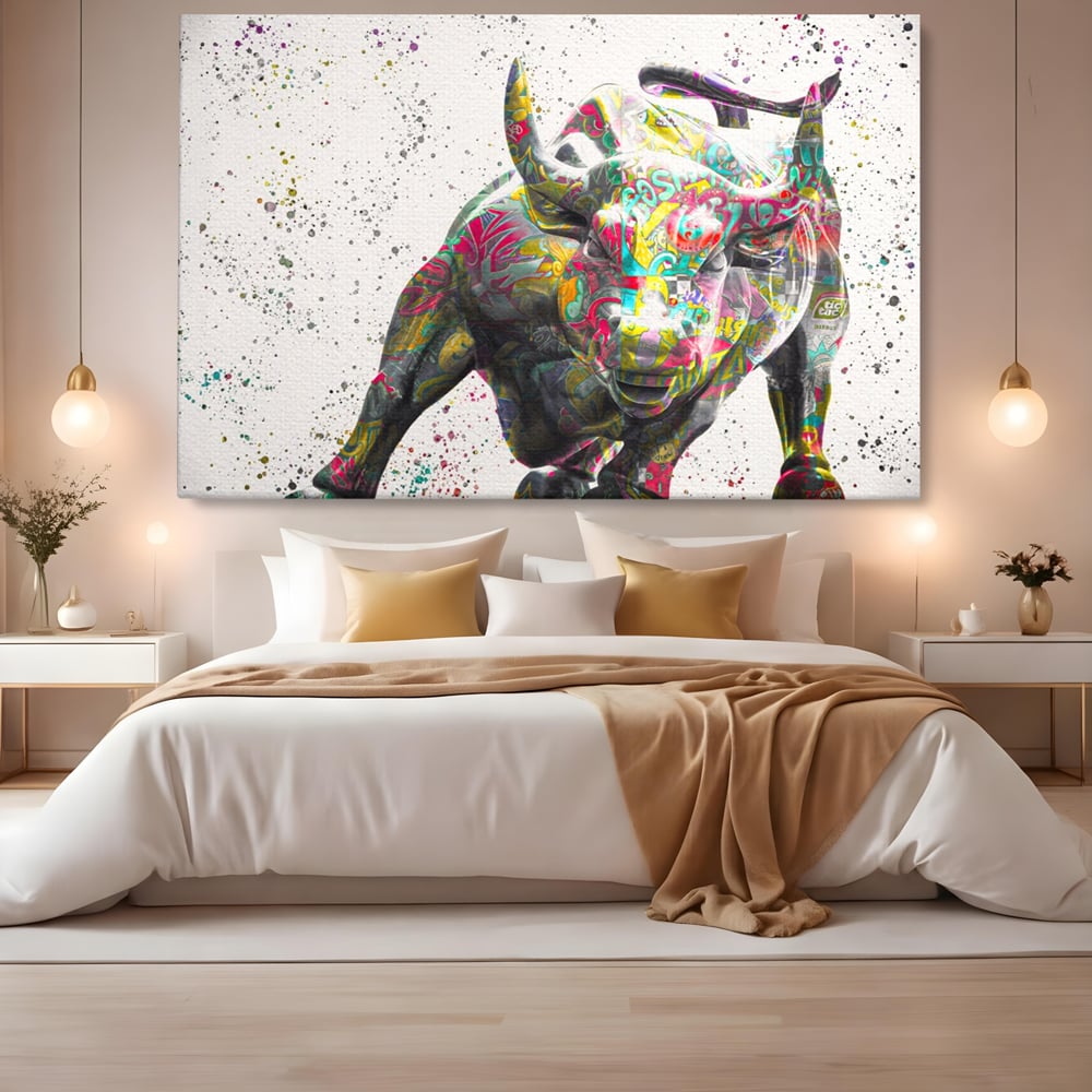 Tablou canvas cu tablou canvas cu taur colorat, fara rama, pe sasiu de lemn, pe perete intr-un dormitor