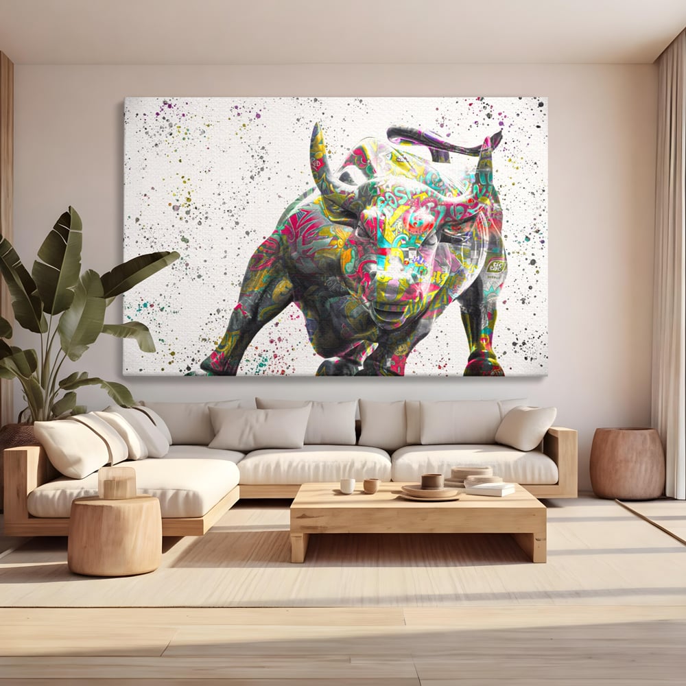 Tablou canvas cu tablou canvas cu taur colorat, fara rama, pe sasiu de lemn, pe perete intr-un living