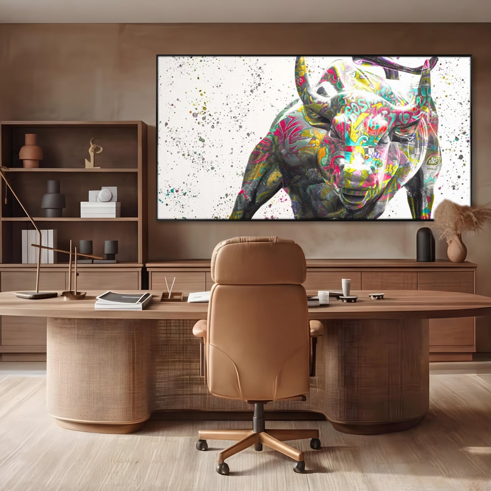 Tablou canvas cu tablou canvas cu taur colorat, in rama de aluminiu negru, pe perete intr-un birou