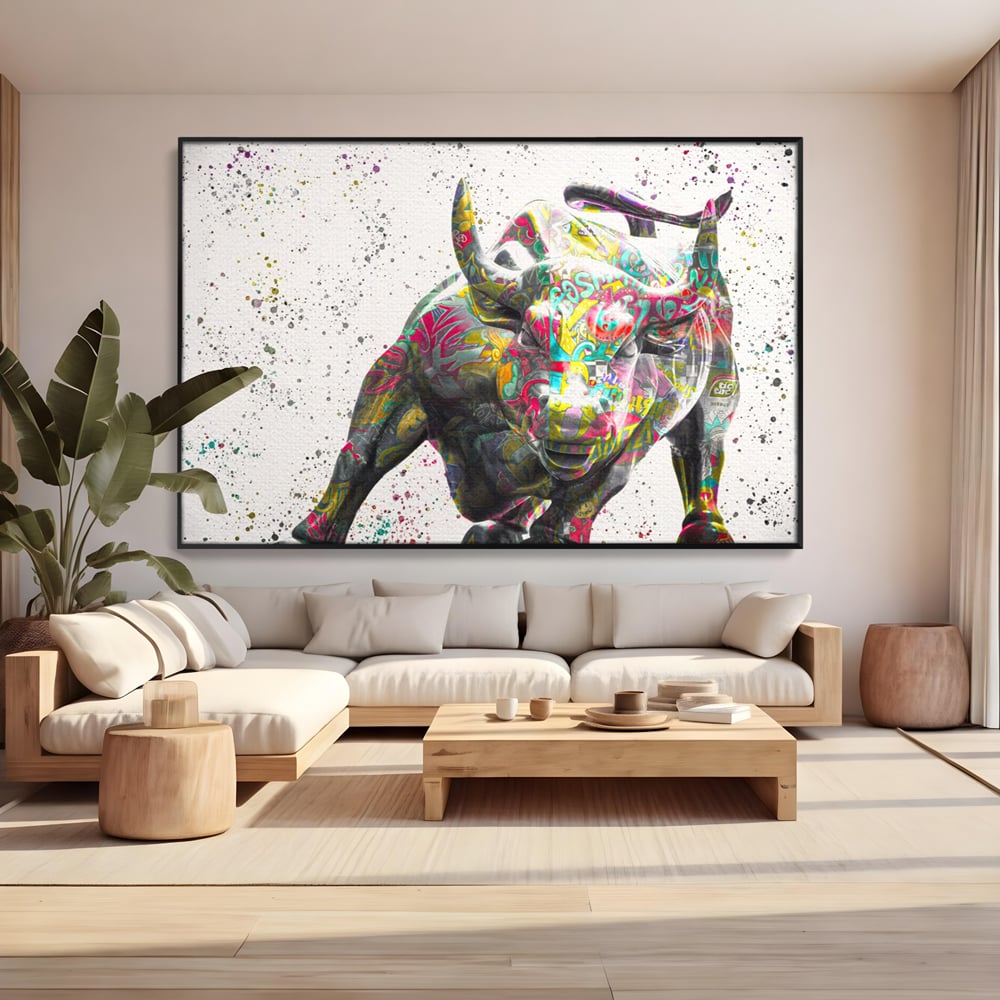 Tablou canvas cu tablou canvas cu taur colorat, in rama de aluminiu negru, pe perete intr-un living