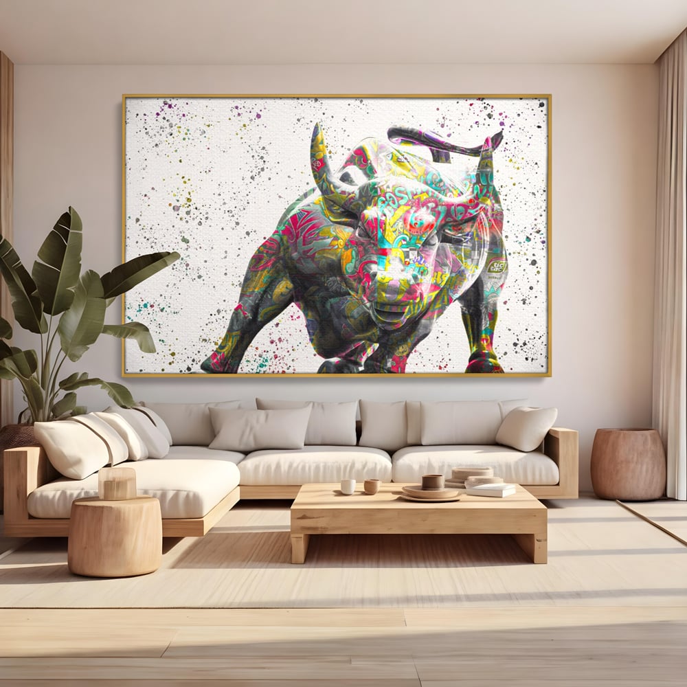 Tablou canvas cu tablou canvas cu taur colorat, in rama de aluminiu auriu, pe perete intr-un living
