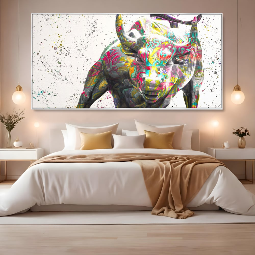 Tablou canvas cu tablou canvas cu taur colorat, in rama de aluminiu argintiu, pe perete intr-un dormitor