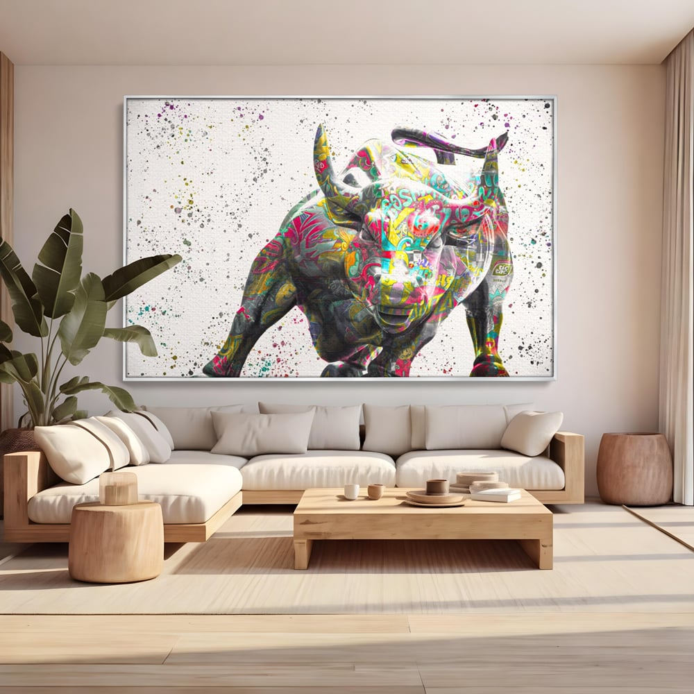 Tablou canvas cu tablou canvas cu taur colorat, in rama de aluminiu argintiu, pe perete intr-un living