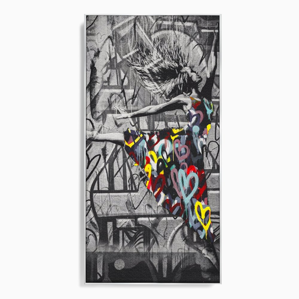 Tablou canvas cu tablou canvas cu dansatoare si graffiti, in rama de aluminiu argintiu