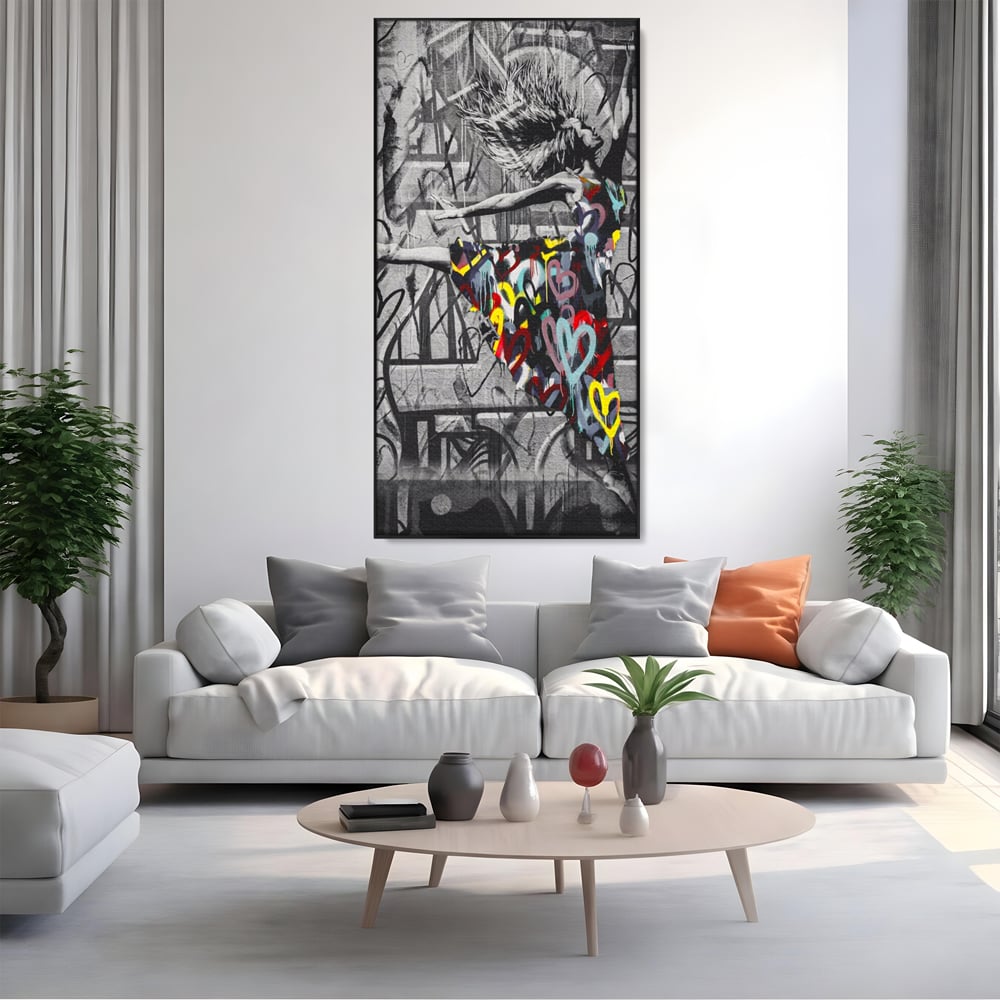 Tablou canvas cu tablou canvas cu dansatoare si graffiti, in rama de aluminiu negru, pe perete intr-un living