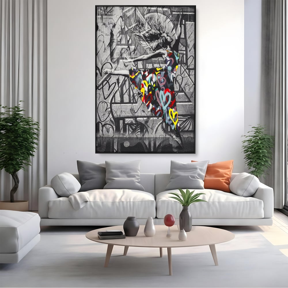 Tablou canvas cu tablou canvas cu dansatoare si graffiti, in rama de aluminiu negru, pe perete intr-un living