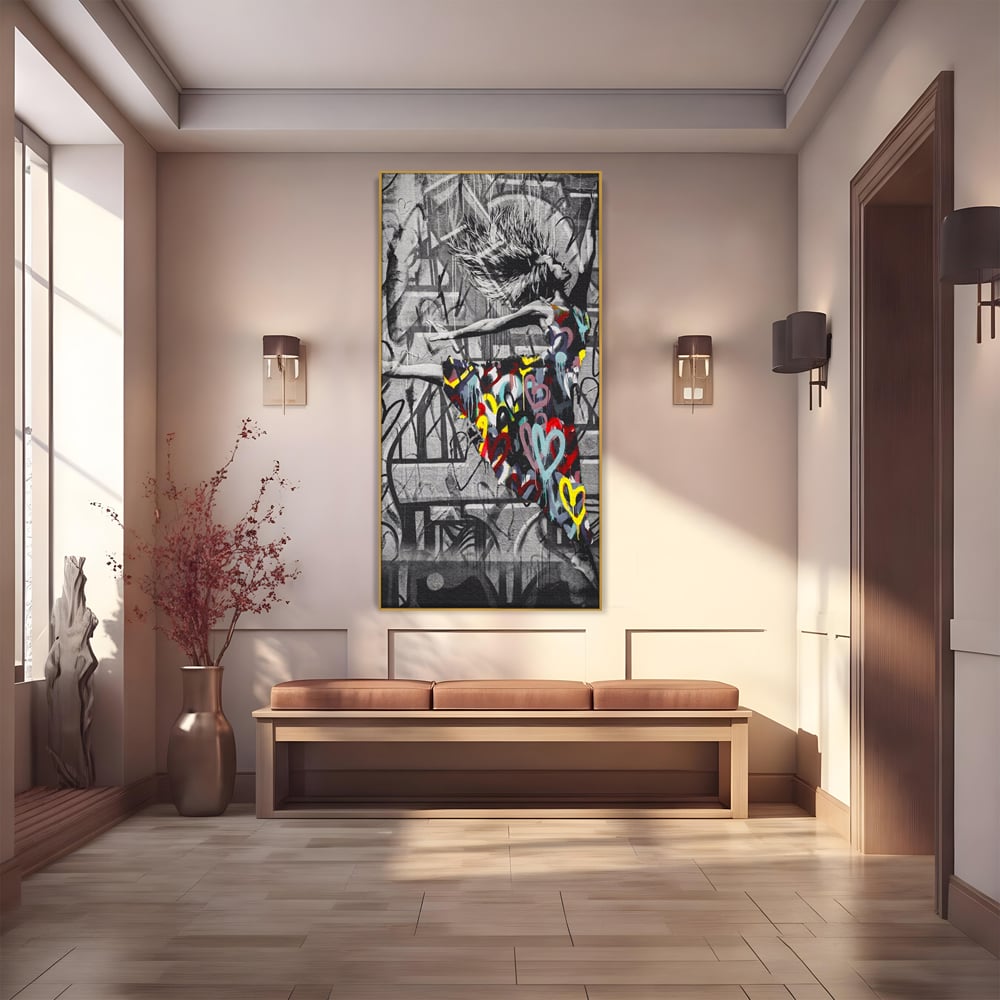 Tablou canvas cu tablou canvas cu dansatoare si graffiti, in rama de aluminiu auriu