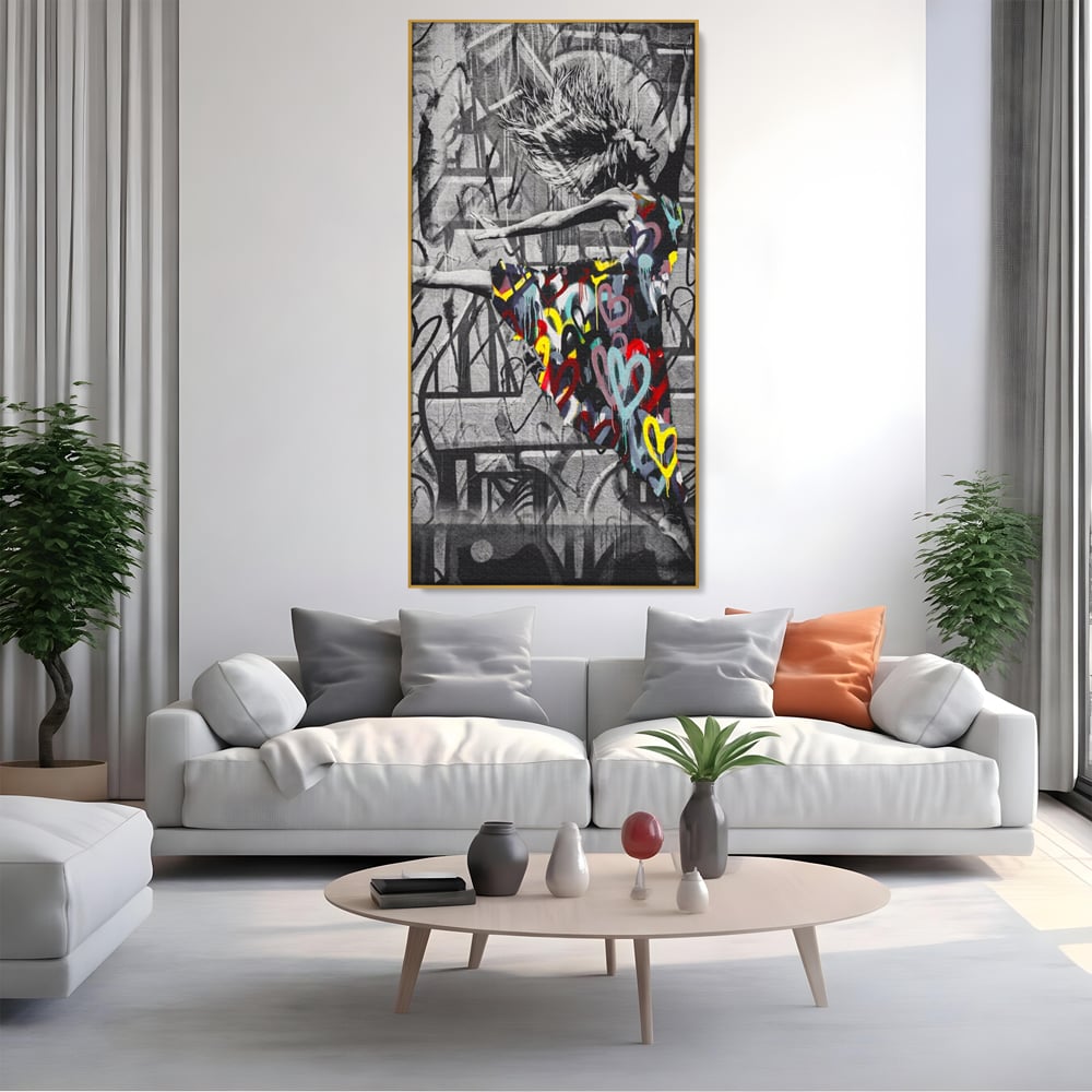Tablou canvas cu tablou canvas cu dansatoare si graffiti, in rama de aluminiu auriu, pe perete intr-un living