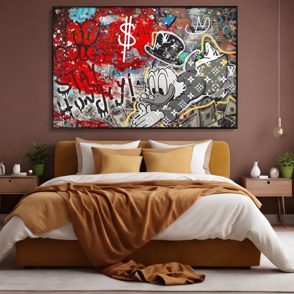 Tablou canvas cu tablou canvas cu scrooge mcduck si graffiti, in rama de aluminiu negru, pe perete intr-un dormitor