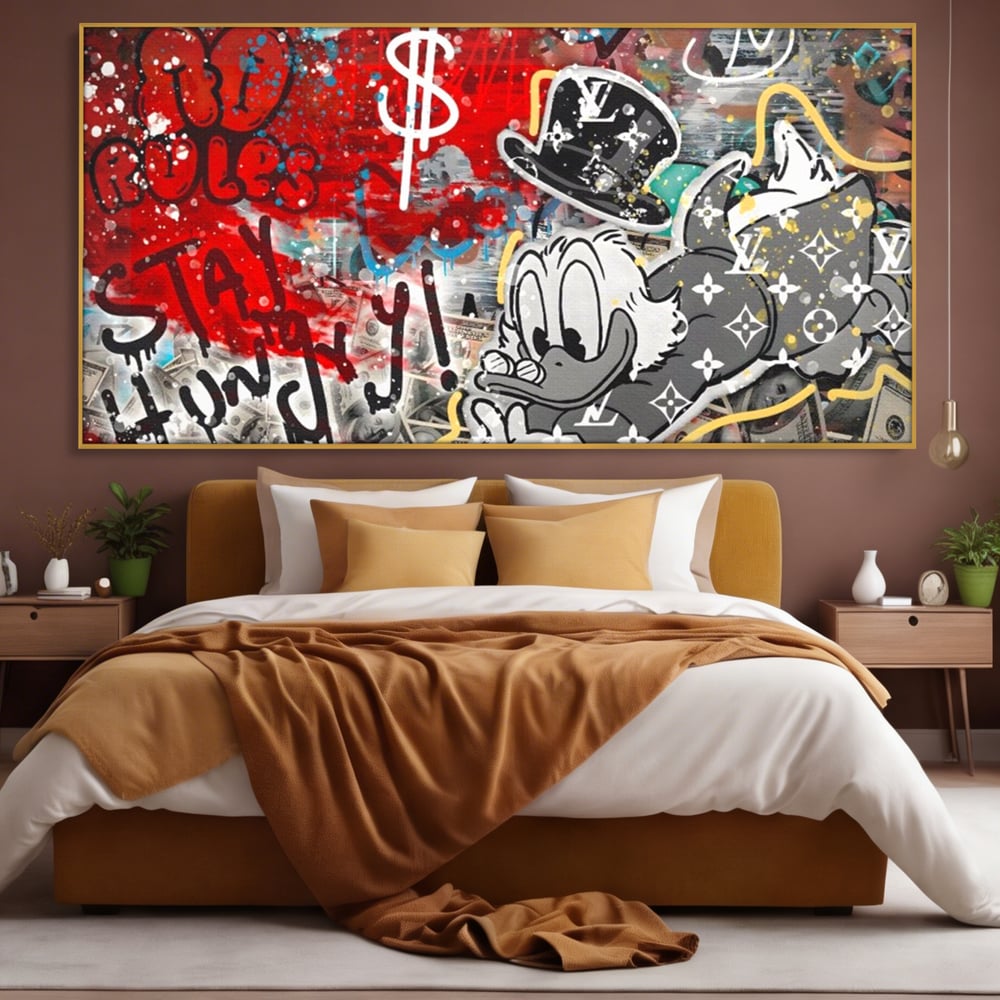 Tablou canvas cu tablou canvas cu scrooge mcduck si graffiti, in rama de aluminiu auriu, pe perete intr-un dormitor