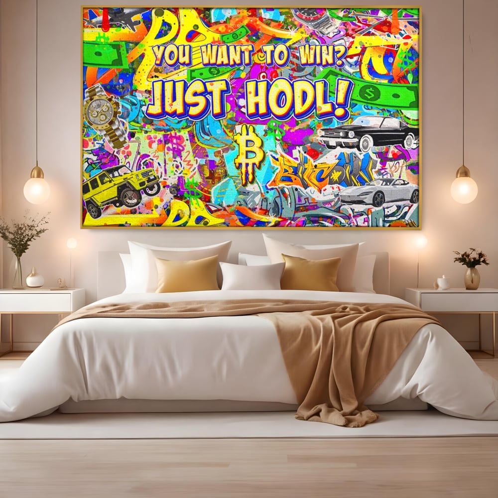 Tablou canvas cu tablou canvas cu graffiti si bitcoin, in rama de aluminiu auriu, pe perete intr-un dormitor