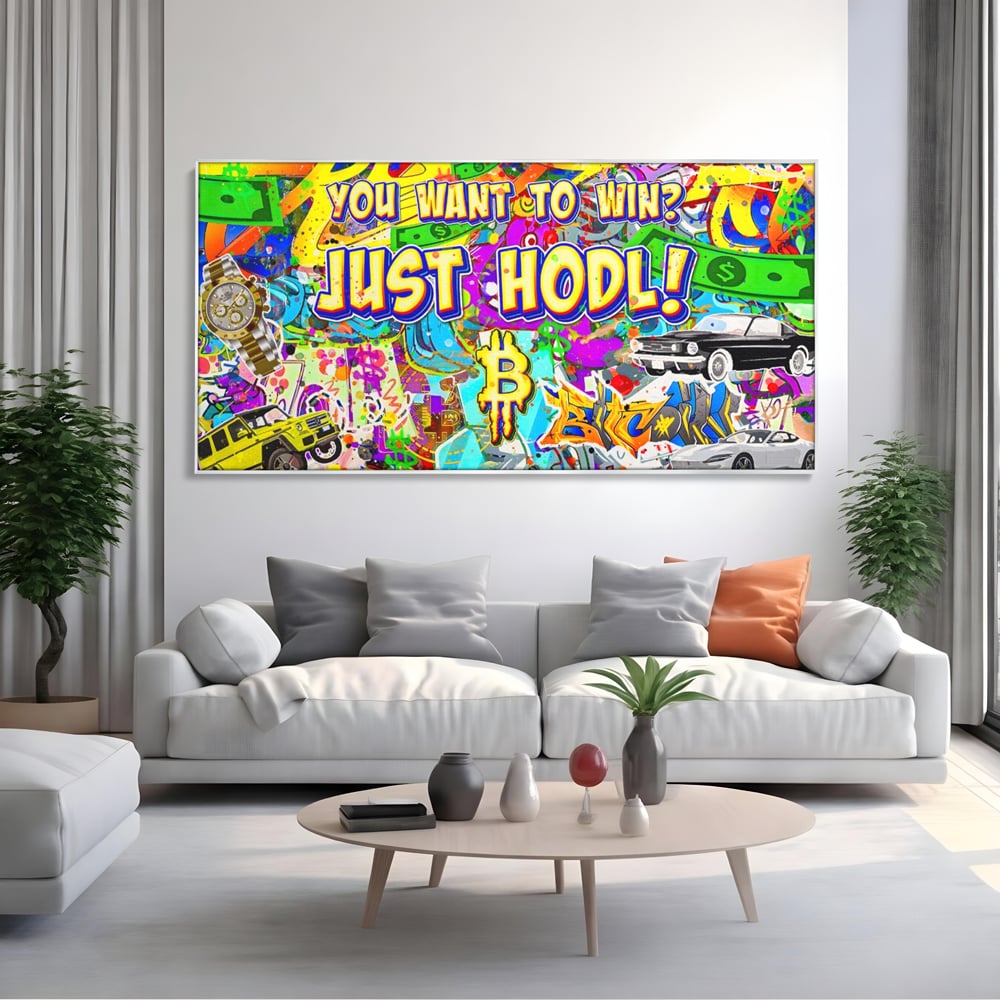 Tablou canvas cu tablou canvas cu graffiti si bitcoin, in rama de aluminiu argintiu, pe perete intr-un living