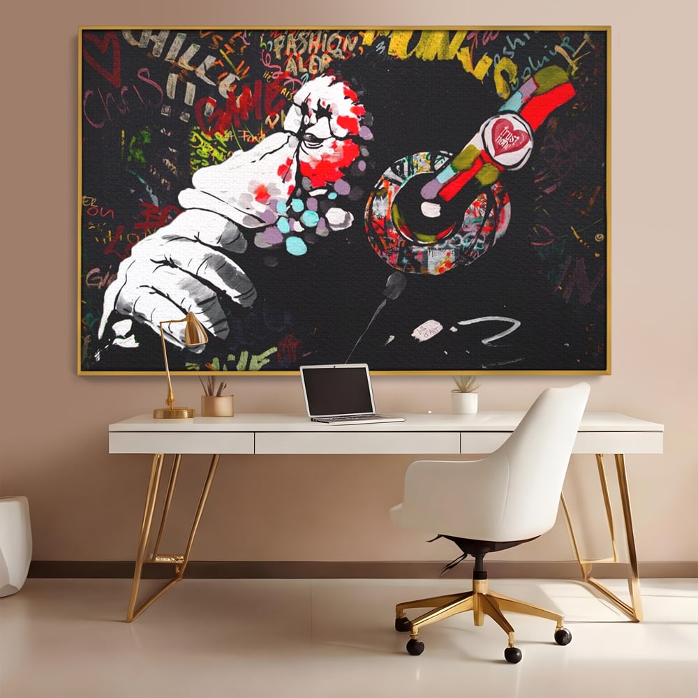 Tablou canvas cu tablou canvas cu maimuta dj, in rama de aluminiu auriu, pe perete intr-un birou