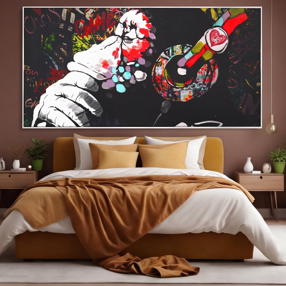 Tablou canvas cu tablou canvas cu maimuta dj, in rama de aluminiu argintiu, pe perete intr-un dormitor