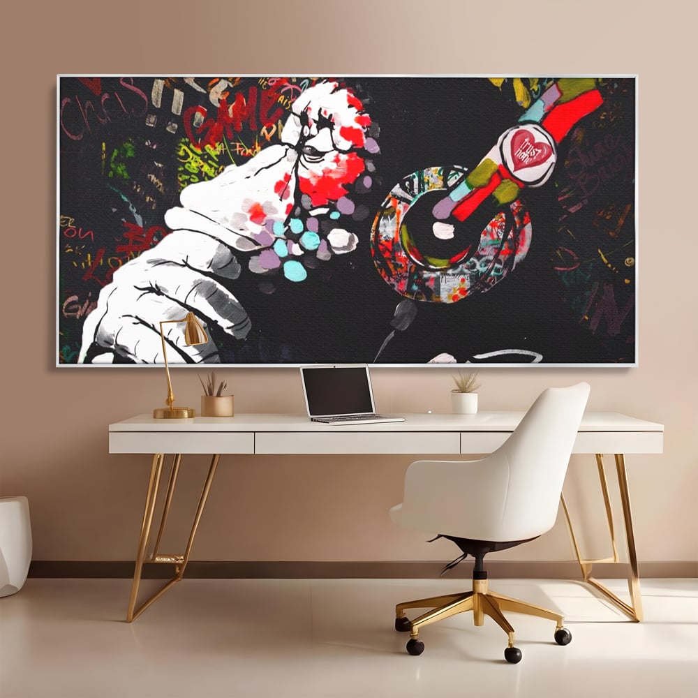 Tablou canvas cu tablou canvas cu maimuta dj, in rama de aluminiu argintiu, pe perete intr-un birou