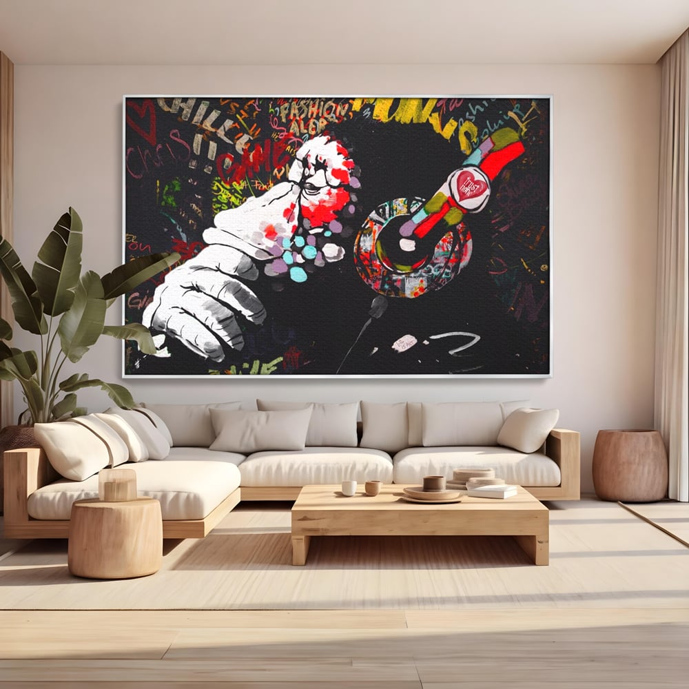 Tablou canvas cu tablou canvas cu maimuta dj, in rama de aluminiu argintiu, pe perete intr-un living
